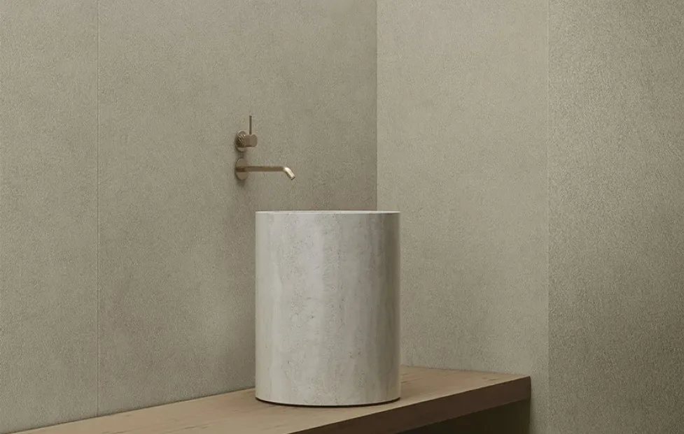 https://www.infinitysurfaces.it/wp-content/uploads/2025/09/Infinity-Surfaces_Plaster-bone_Ambiente.webp