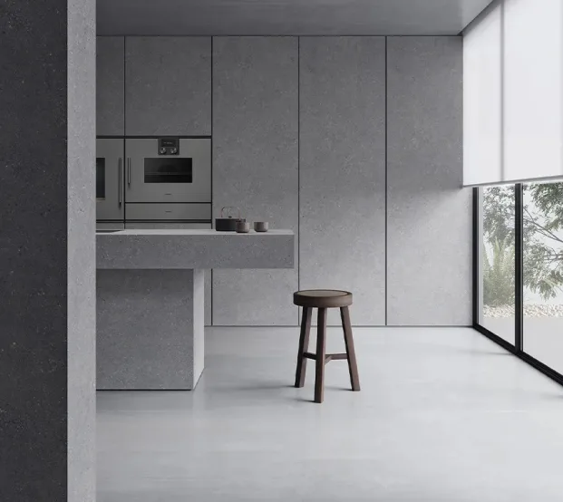 https://www.infinitysurfaces.it/wp-content/uploads/2025/09/Infinity-Surfaces_Sandstone-grey_Ambiente.webp