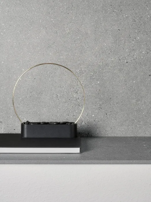https://www.infinitysurfaces.it/wp-content/uploads/2025/09/Infinity-Surfaces_Sandstone-silver_Ambiente.webp