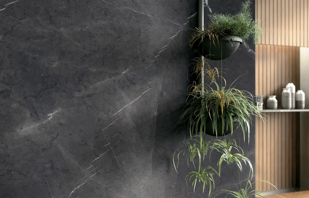 Pietra Grey, nella sua tonalità intensa, ma anche neutra e versatile, si candida a tinta d’elezione per un bagno moderno