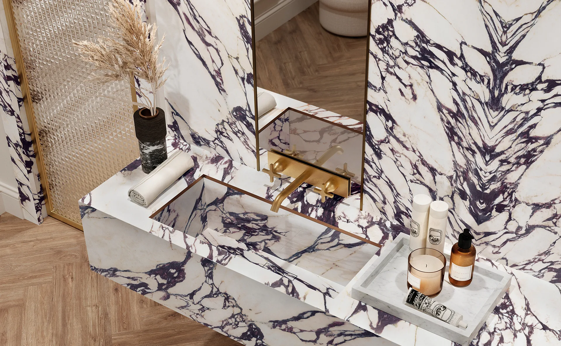 Lavabo integrato su misura e rivestimento parete in gres porcellanato Infinity effetto marmo Calacatta Viola. La continuità tra lavabo e parete elimina le interruzioni visive, rendendo l'ambiente bagno più fluido e ordinato