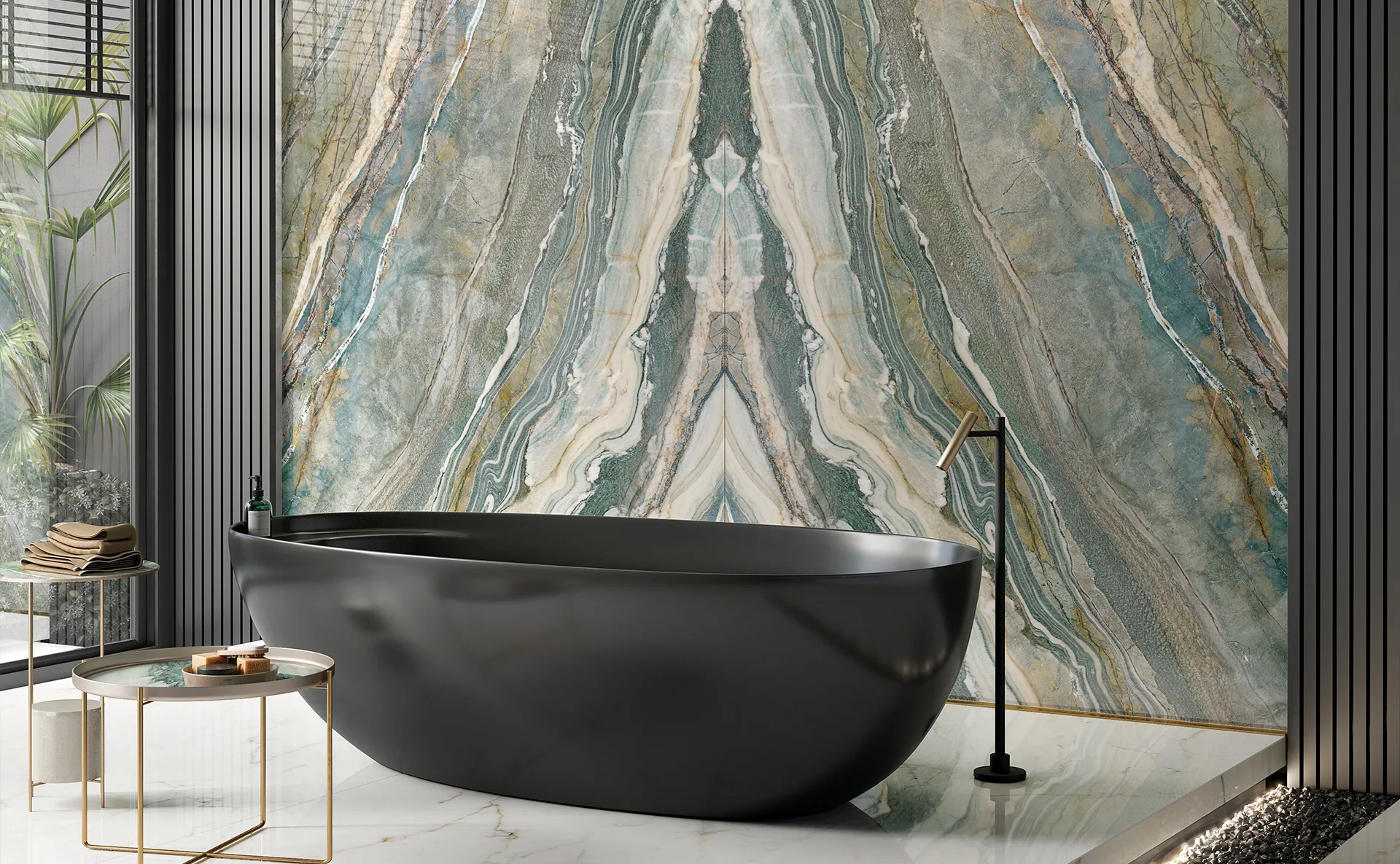 Parete bagno con posa a macchia aperta (Bookmatch) di grandi lastre Infinity effetto marmo verde esotico. Una soluzione scenografica verticale che alza lo sguardo e distoglie l'attenzione dalla metratura ridotta della stanza