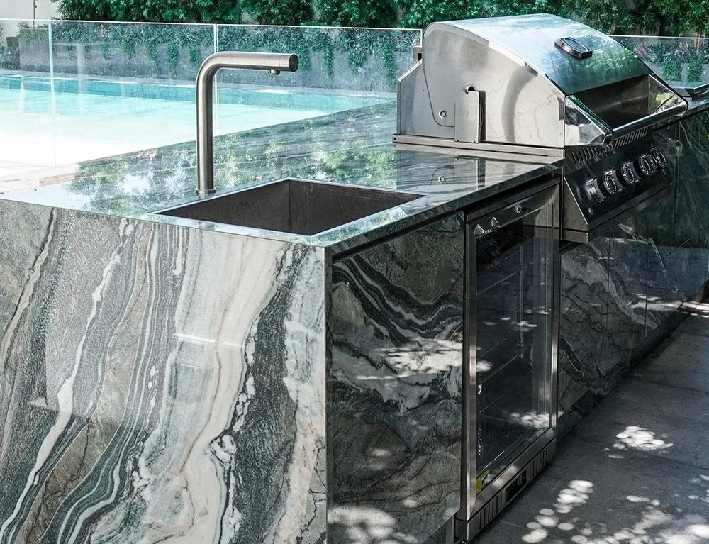 Designed outdoor summer kitchen with a large-format Infinity porcelain island